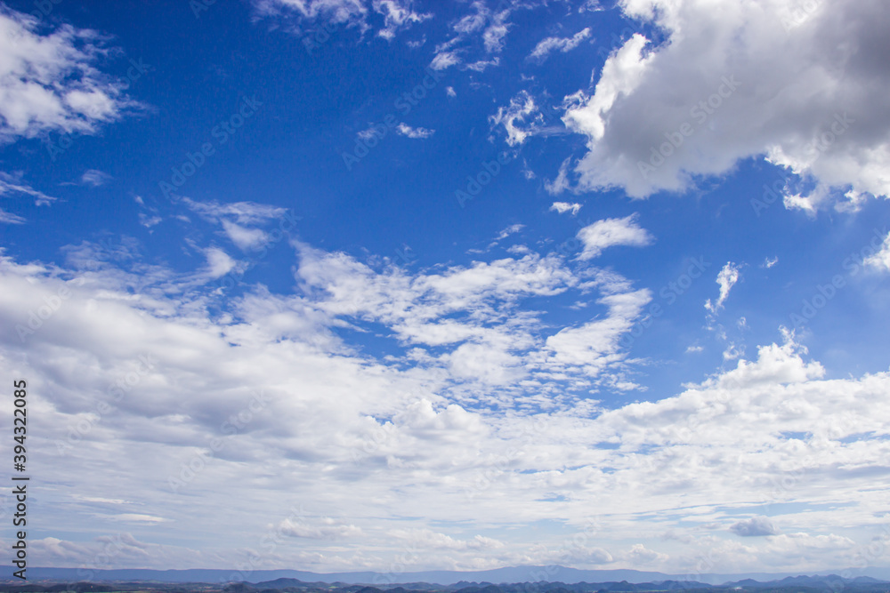 Obraz premium The vast sky is bright beautiful white clouds and mountain of the new morning.