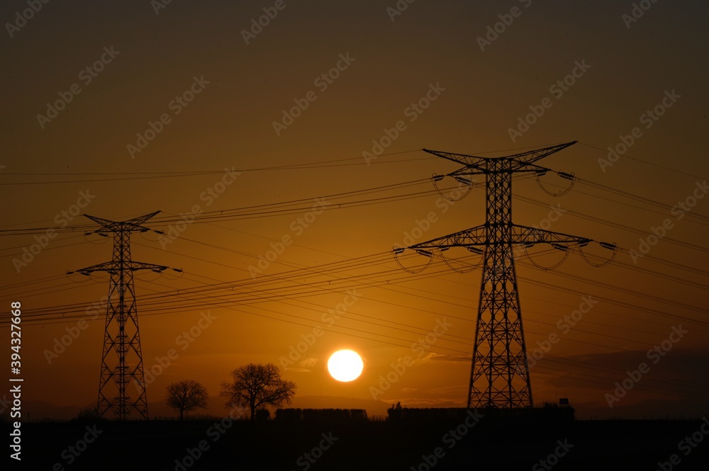 pylônes électriques au lever du soleil