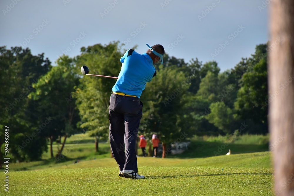 Obraz premium person playing golf