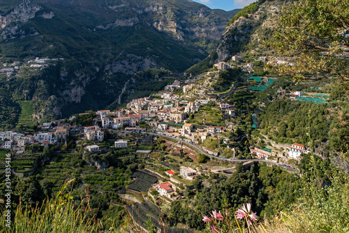 Blick auf Ravello an der Amalfiküste in Kampanien, Italien 