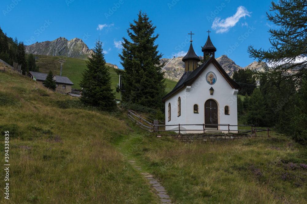 Landschaft mit Kapelle in Tirol.