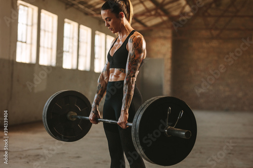Konstfotografi Strong woman exercising with heavy weights