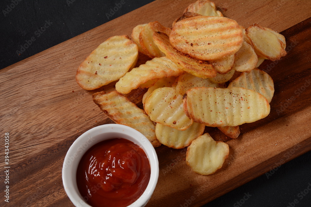 Naklejka premium Homemade rippled potato chips and sauce, ketchup