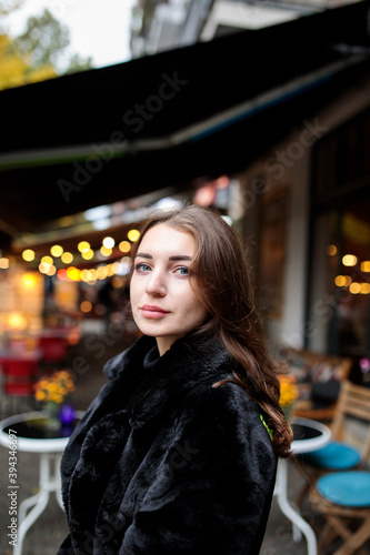 Wallpaper Mural Frau in Berlin Torontodigital.ca