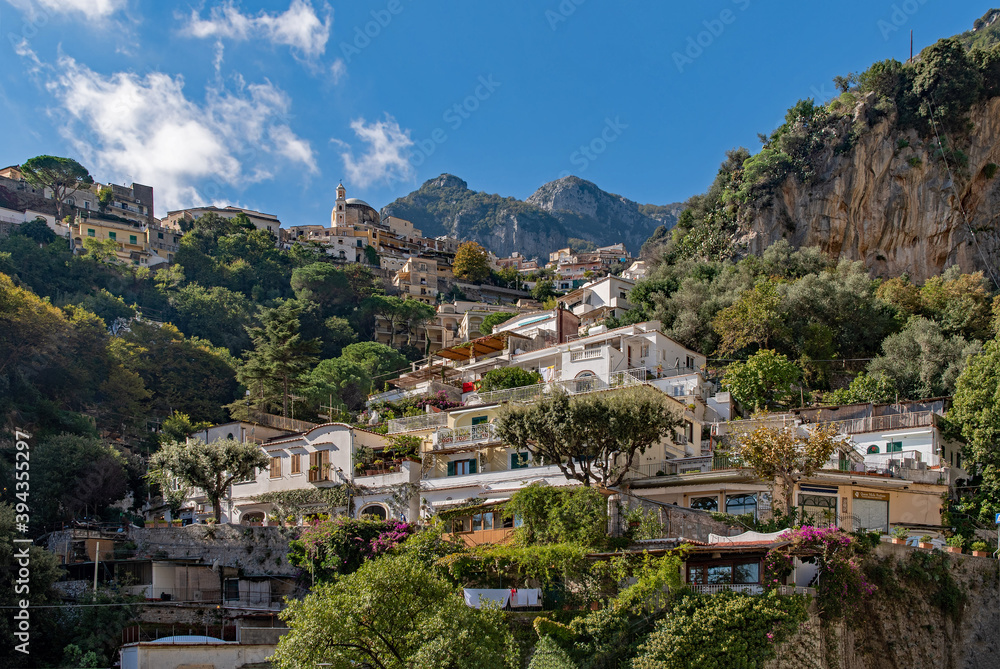 Blick auf die Häuser in den Bergen von Positano an der Amalfiküste in Kampanien, Italien 