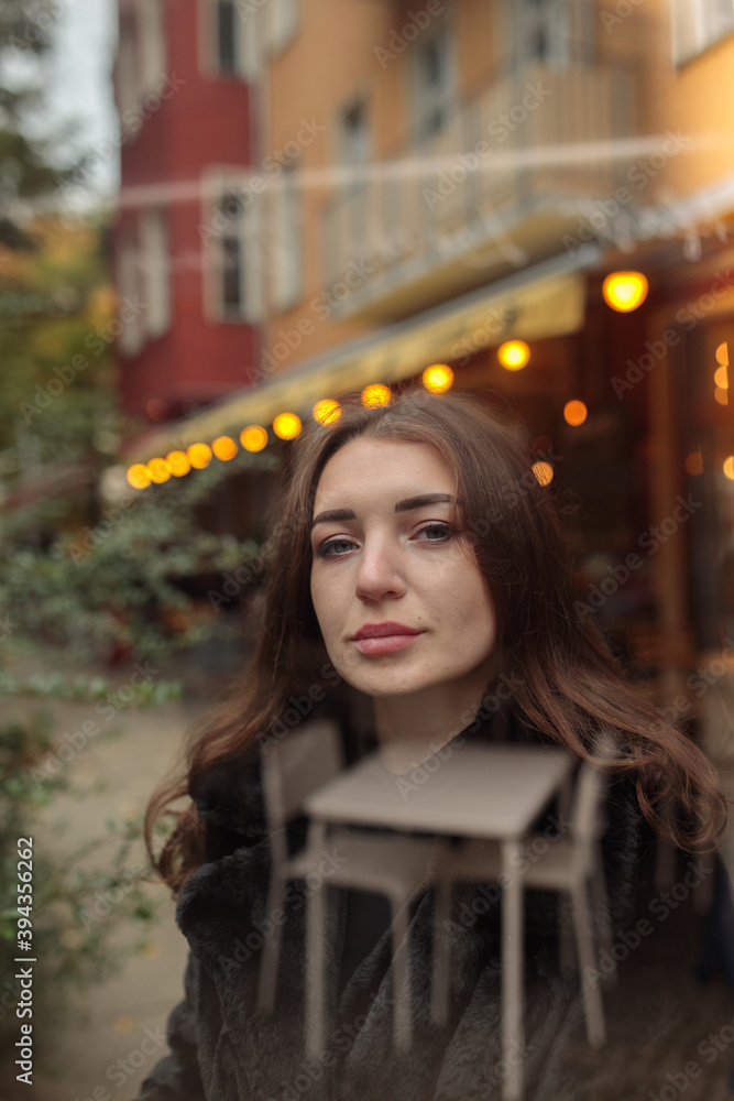 Fototapeta premium Mädchen in Berlin mit Maske 2020