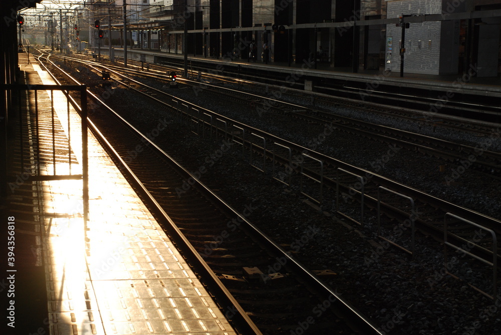 夕日を浴びた駅のホーム