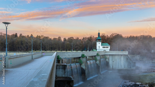 Hochablass in Augsburg bei Sonnenaufgang. Stimmungsvolle Atmosphäre am frühen Morgen.