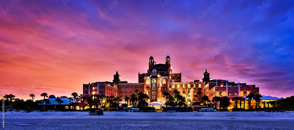 Fototapeta premium famous pink don cesar resort in st. petersburg beach, florida