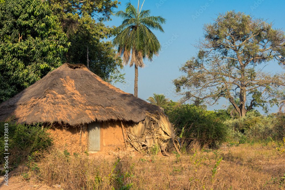 Casa tradicional de adobe, en el pequeño pueblo rural de Kahinda, en la región de Casamance, en el sur del Senegal Casa tradicional de adobe, en el pequeño pueblo rural de Kahinda, en la región de Casamance, en el sur del Senegal