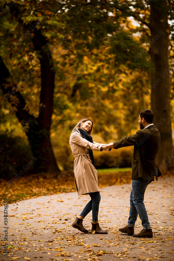 Fototapeta premium Young couple having fun in the autumn park