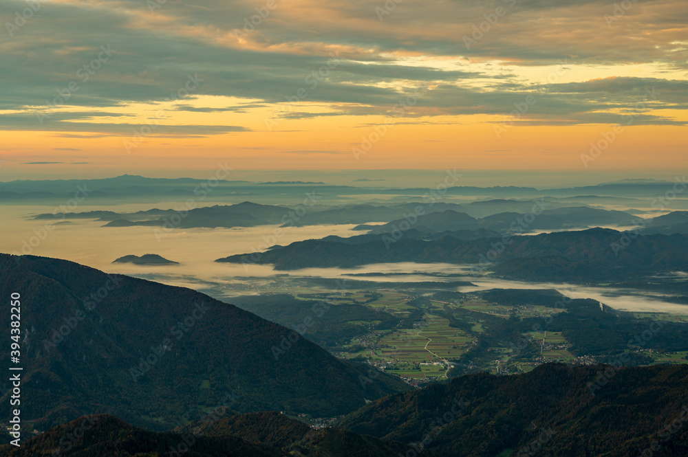 Obraz premium Morning mists covering Ljubljana basin during temperature inversion.