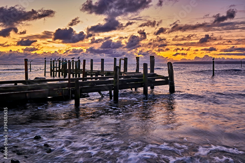 Sonnenaufgang an der K  ste vom Fischerdorf Vitt auf der Insel R  gen.