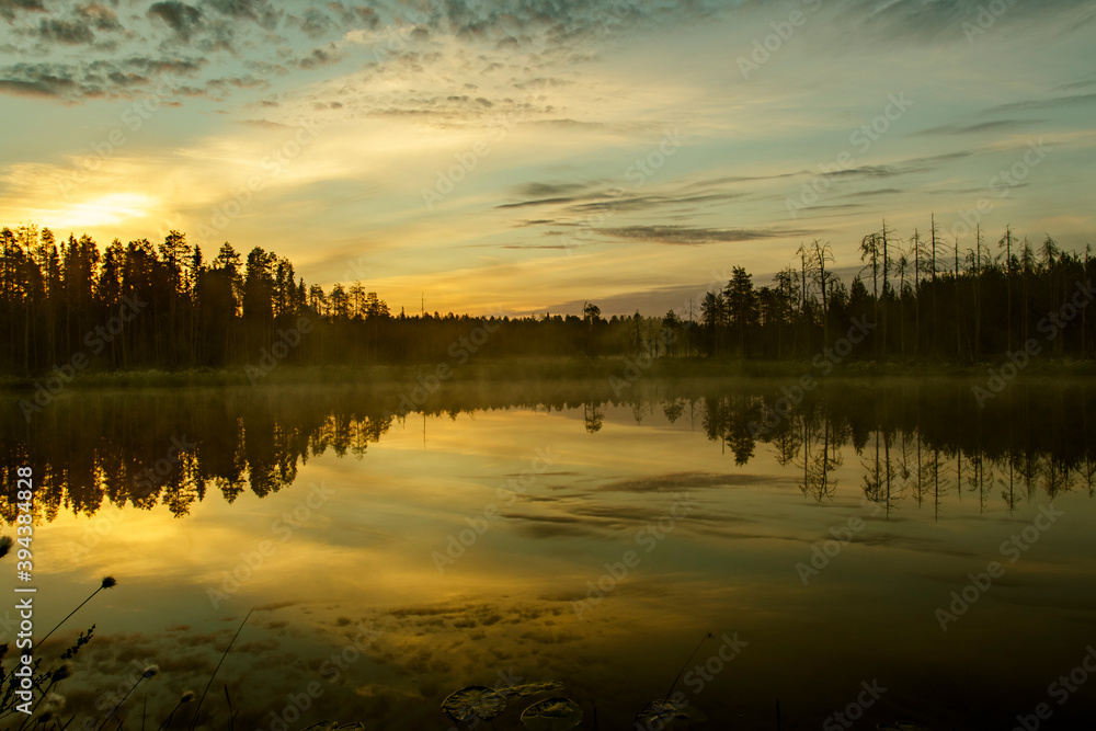 Sonnenaufgang an einem See in Finnland