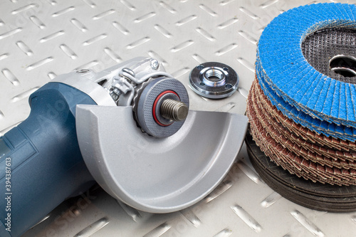 Fragment of an electric grinding machine, with a zirconium disk for metal processing.