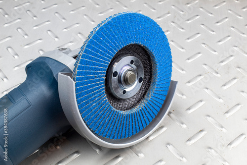 Fragment of an electric grinding machine, with a zirconium disk for metal processing.
