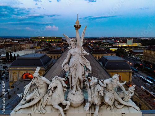 Photography statue on the roof