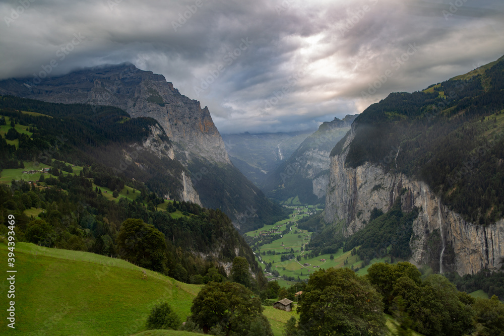 Panorama de la vallée de Lauterbrunnen en été en Suisse
