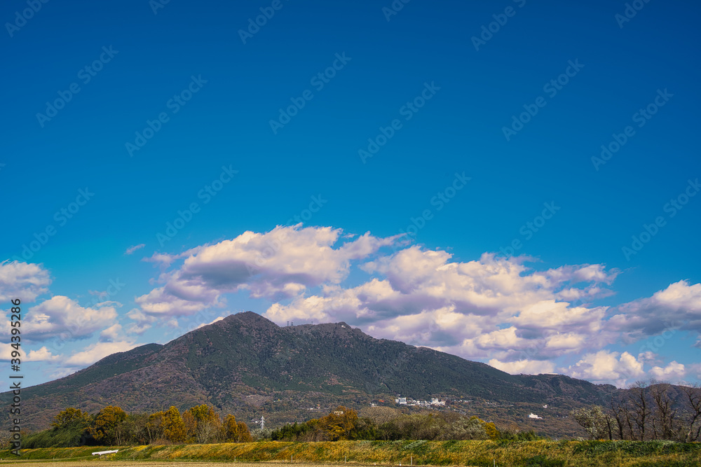 秋空に青い空と雲,筑波山の雄大な景色