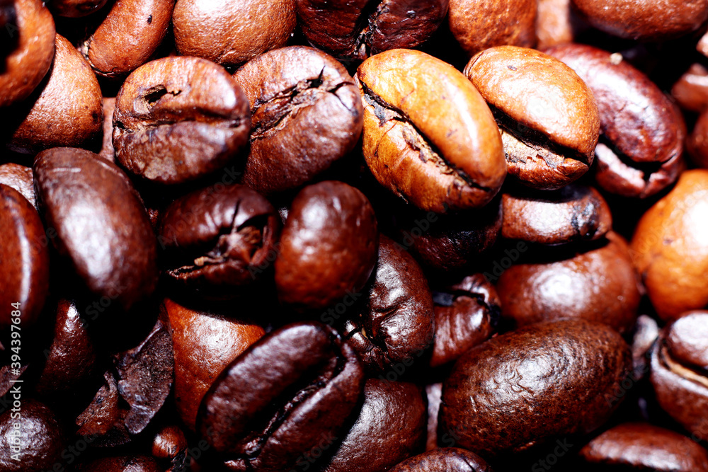 Naklejka premium Roasted coffee beans - close up