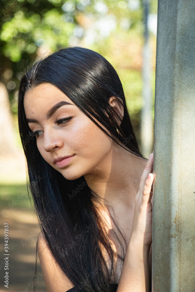 Retrato de hermosa mujer morena joven con cabello negro largo Retrato de hermosa mujer morena joven con cabello negro largo