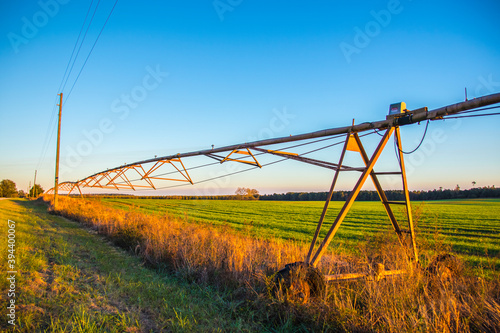Foto An irrigation system on farm land in rural south Georgia