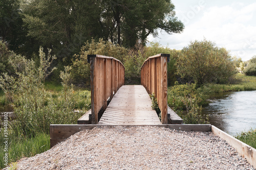 Fotografia Wooden bridge going over a small creak in Bannack Ghost Town in Montana