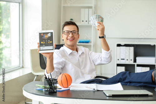 Young businessman placing s...