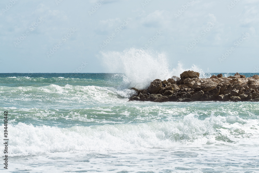 Fototapeta premium Wave crashing on the rocky reef