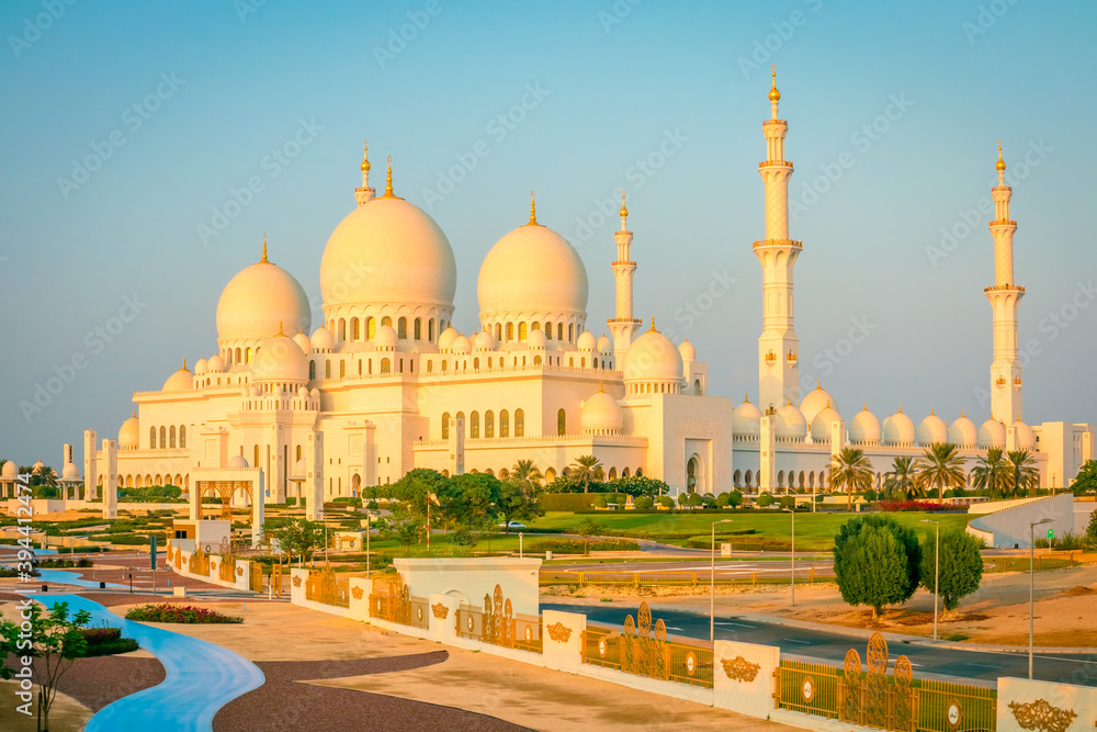 Fototapeta premium sheikh zayed grand mosque in abu dhabi, united arab emirates