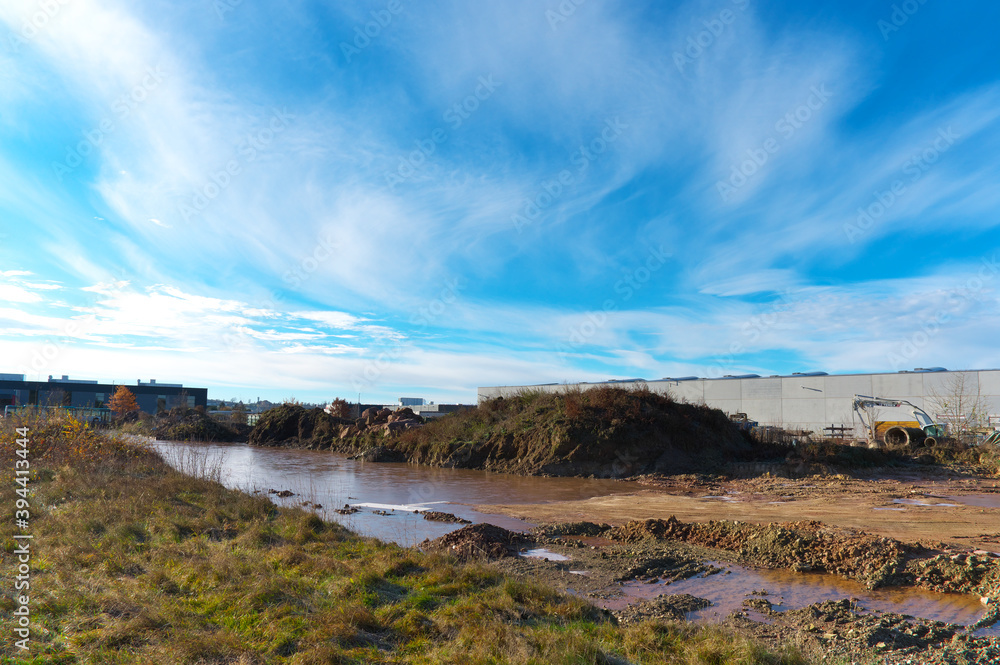 Landschaft mit viel blauem Himmel!