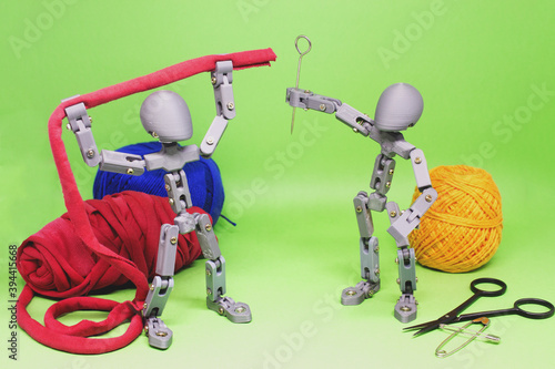 Fotografie Articulated dolls sewing something new