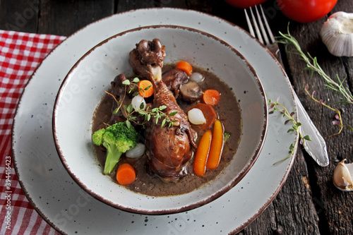 Foto Traditional French cuisine - Coq Au Vin, chicken in wine