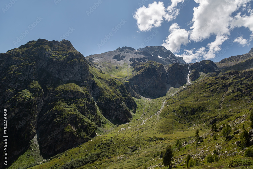 Obraz premium Randonnée en été dans la valée d'Arolla en Suisse