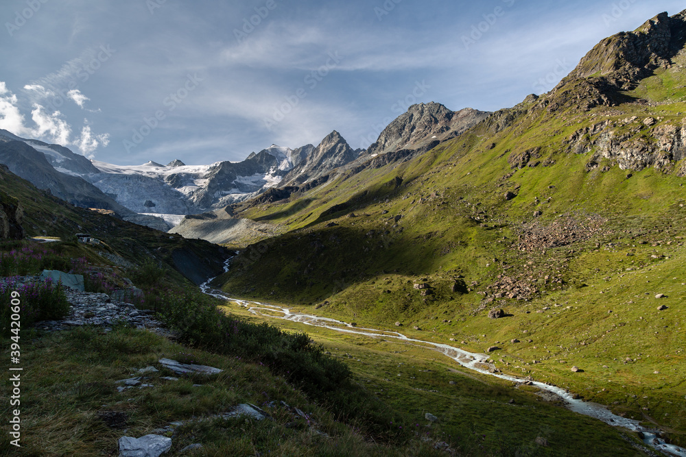 Fototapeta premium Randonnée vers le glacier du Moiry dans les Alpes Suisses