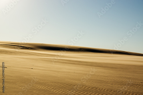 Krajobraz pustynny błękitne niebo i ruchome piaski w pięknym świetle zachodzącego słońca 