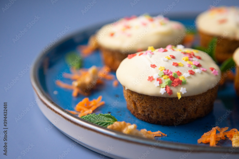 Mini carrot cake with white chocolate cover and sprinkles Mini carrot cake with white chocolate cover and sprinkles