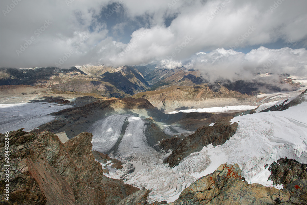 Panorama sur les sommets de montagnes depuis Matterhorn glacier paradise en été