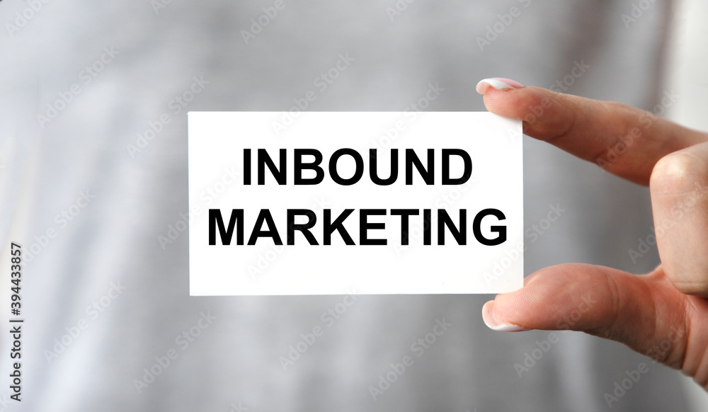The girl in front of her card with the text INBOUND MARKETING. The girl in front of her card with the text INBOUND MARKETING.
