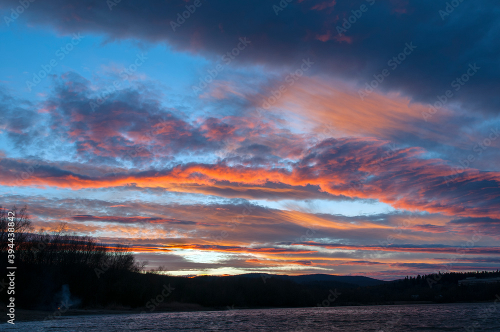 Fototapeta premium beautiful sunrise on the autumn lake