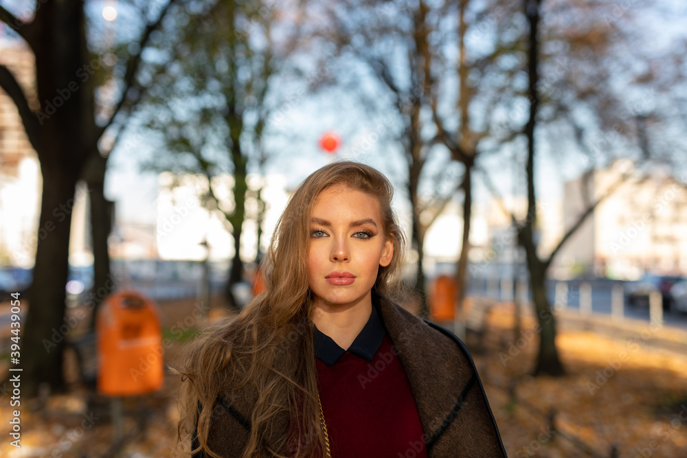 Fototapeta premium Frau im Herbst