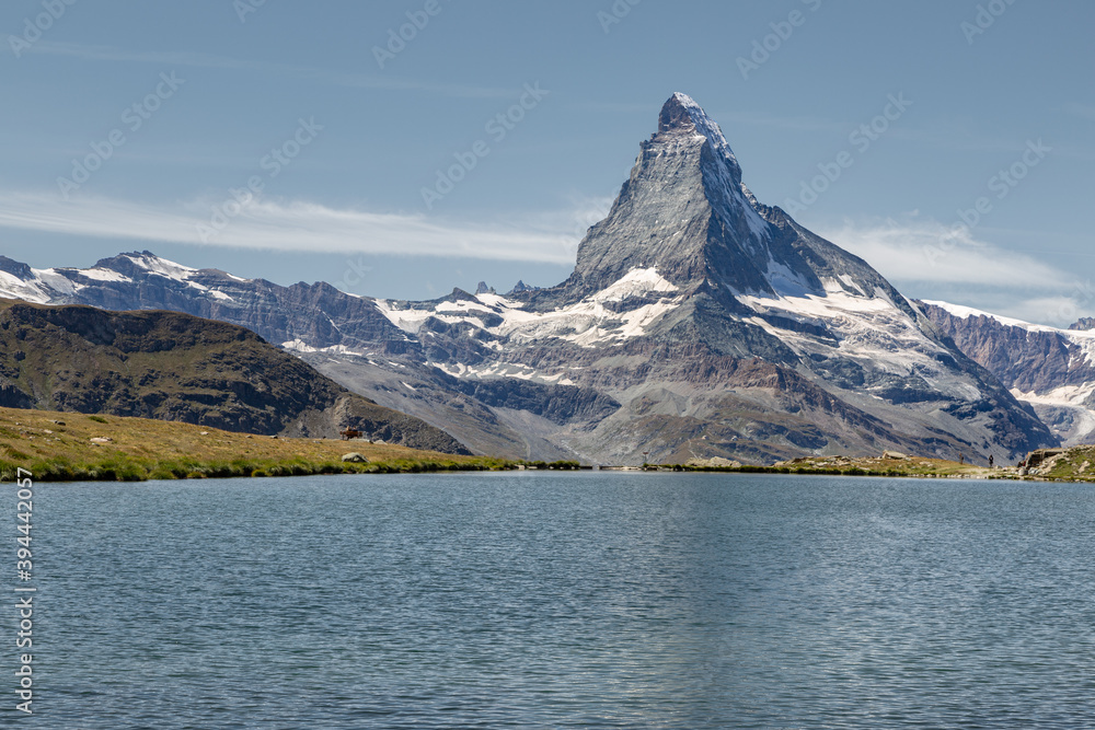 Reflet de Cervin sur le lac Stellisee en été dans les alpes suisses Reflet de Cervin sur le lac Stellisee en été dans les alpes suisses