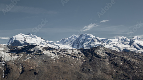 Massif du Mont Rose au lever de soleil en été se reflète dans le lac de Riffel