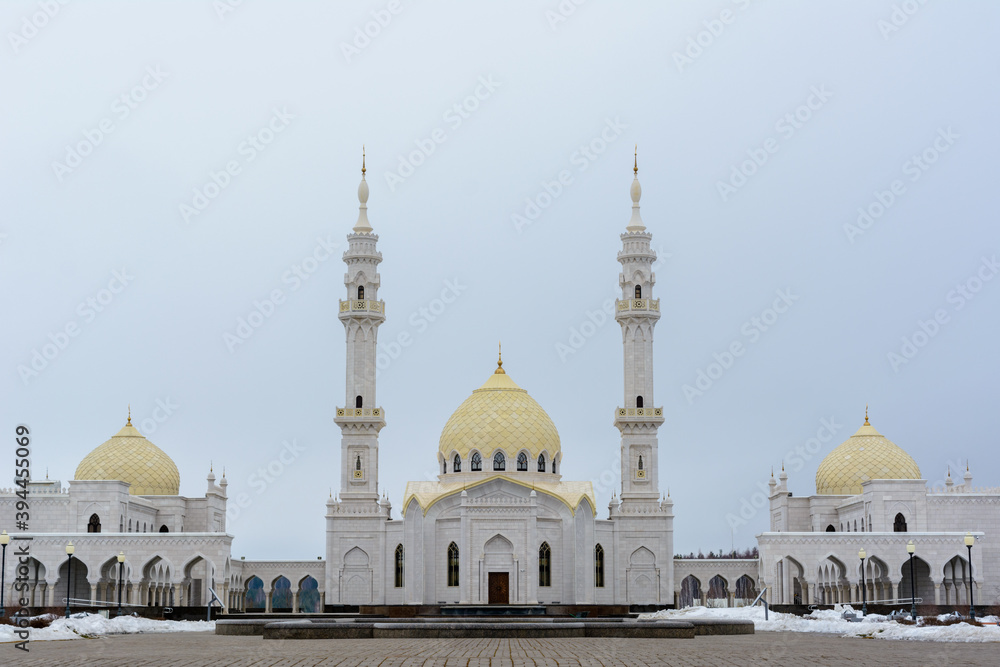 Obraz premium Bulgarian settlement. White Muslim mosque of the Bulgarians on a cloudy spring day in Bolgar.