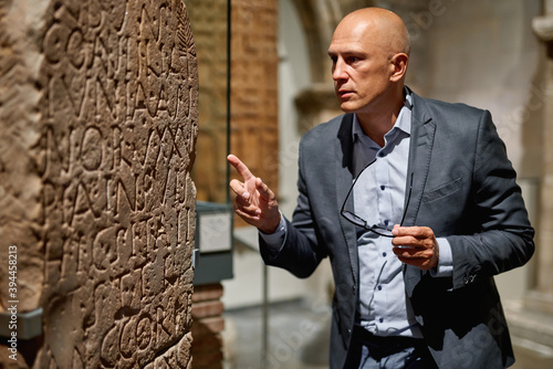 Ταπετσαρία Man looking at museum exhibition