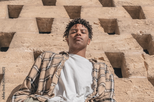 Foto African American black man posing in front of a wall