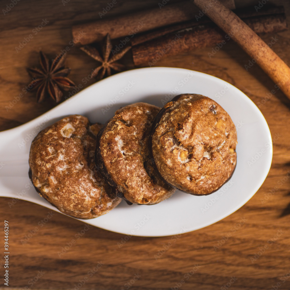Lebkuchen Kekse auf warmtonigen Holz mit Anis und Zintstange