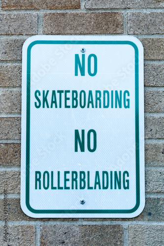 Sign No Skateboarding, No Rollerblading on a building.