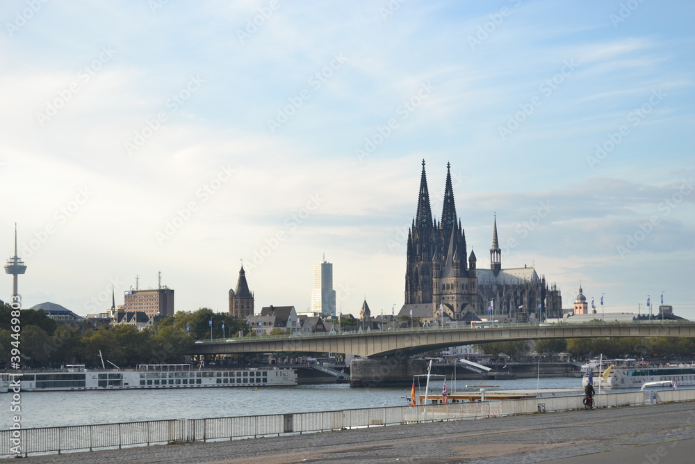 Stadt Köln Ansicht aus der linksrheinischseite in Deutschland
