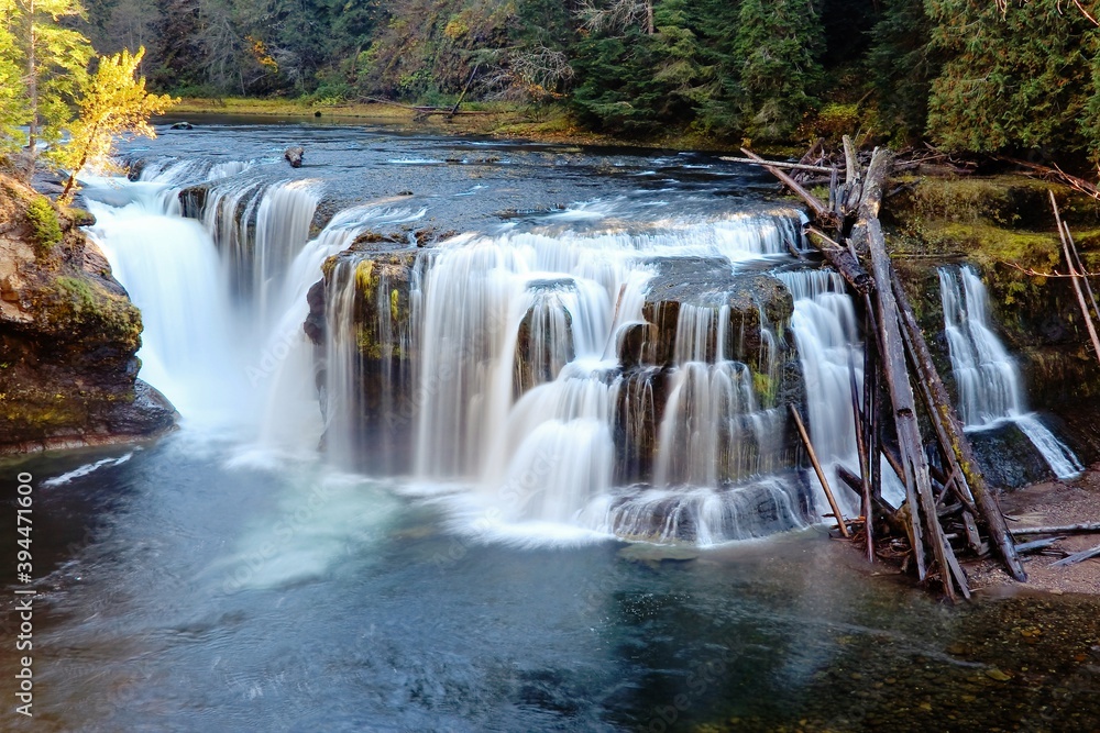 Obraz premium Scenic Lower Lewis Falls in Washington, USA 